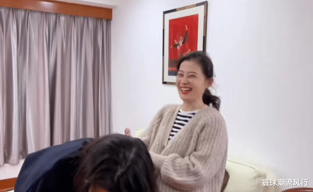 “德华”刘琳去看嫂子啦!穿红衬衫比梅婷美,吃猪大肠饺子快崩溃