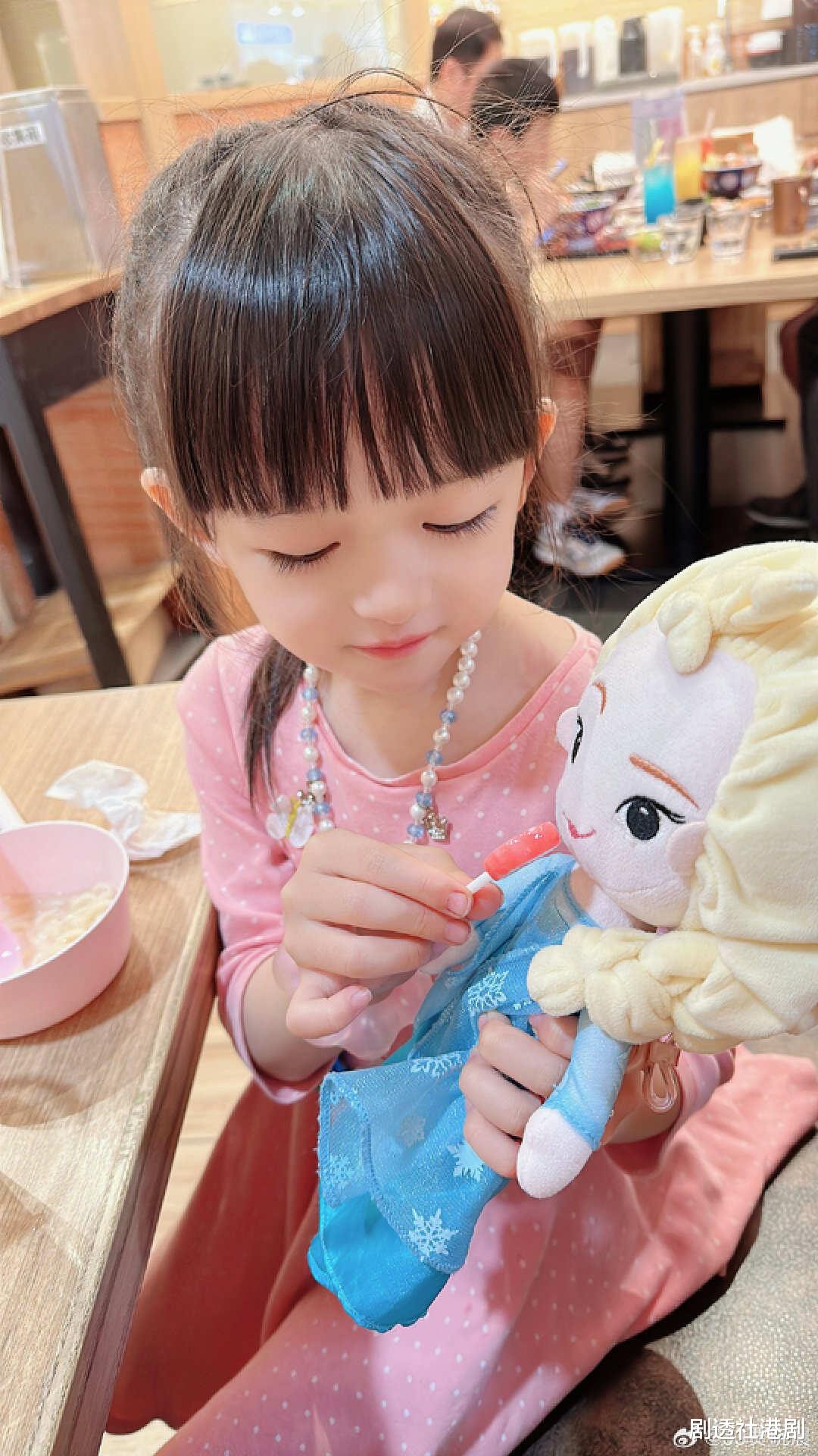 香港知名女星晒女儿近照!小家伙颜值高打扮似公主,被曝很臭美