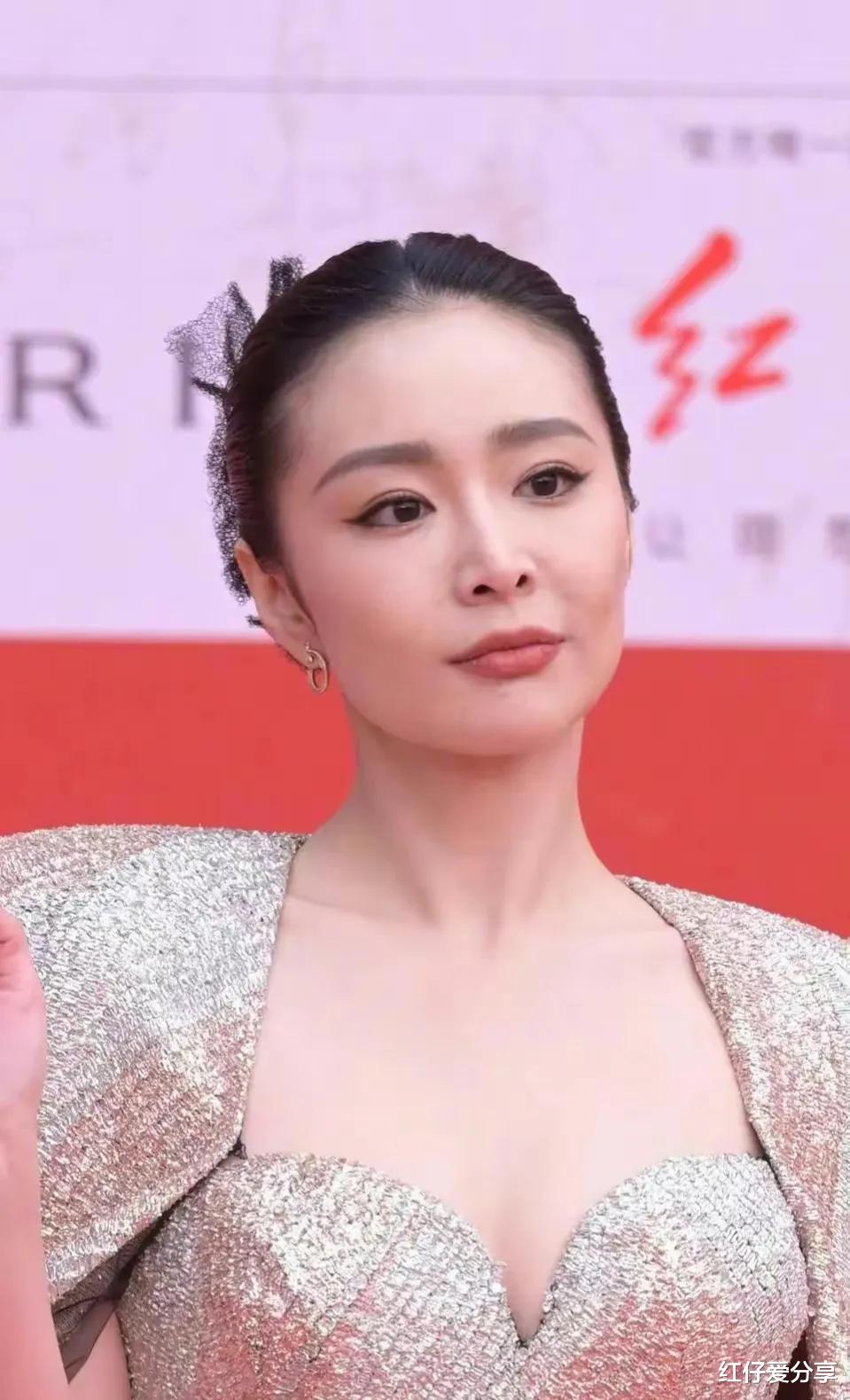 高叶 北影节红毯央视怼脸拍，不少明星颜值崩塌，直到看到“大嫂”高叶