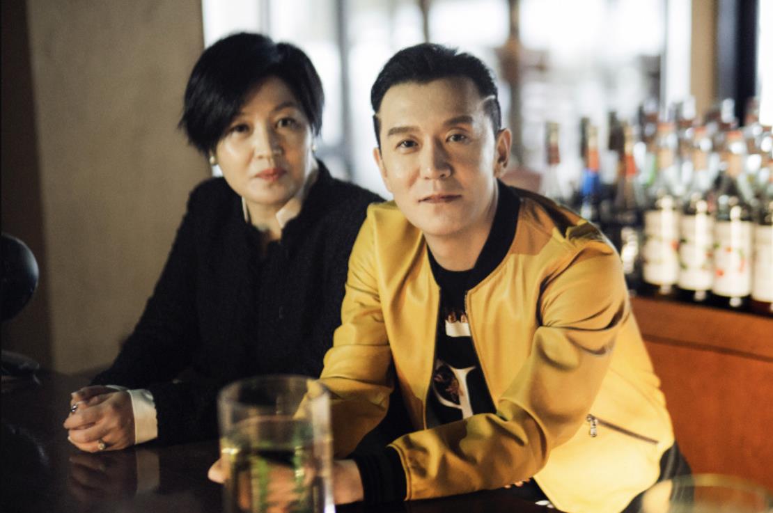 李咏妻子哈文现身英国伦敦!晒高档餐厅照片引热议,疑在国外过年