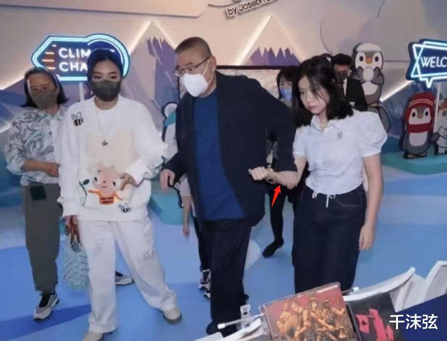 刘銮雄被曝病危后露面，消瘦驼背显老态，走路颤颤巍巍被女儿搀扶