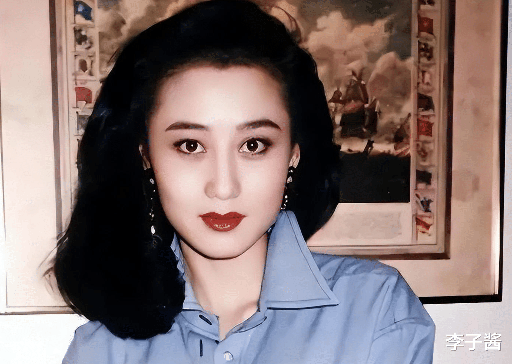 62岁利智罕见换新发型！长发飘飘剪成年轻时的样子，颜值却回不去