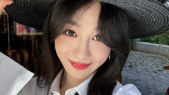 杨紫回国机场图曝光，发质毛躁状态一般