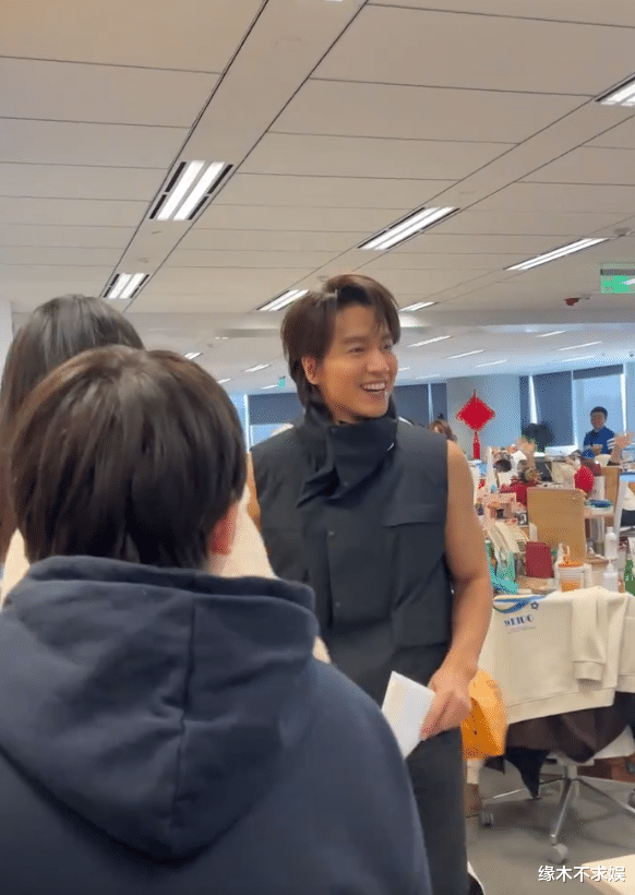 言承旭|46岁言承旭扫楼生图被嘲：皮肤粗糙、脸型诡异，被质疑医美！