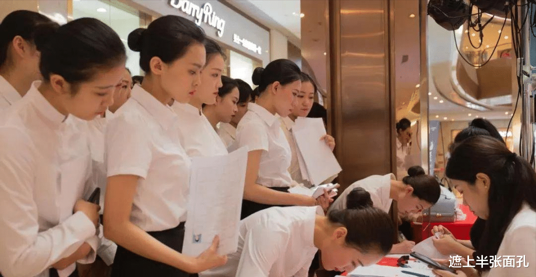 歌手詹静受牵连，被怀疑是许老板K歌房女主，评论区被攻陷