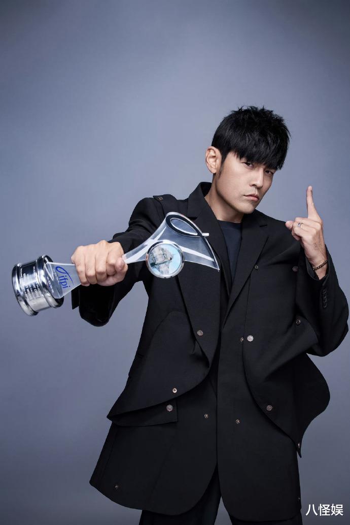 周杰伦|周杰伦昆凌撇下三娃过二人世界,吃越南河粉被偶遇,低调得像路人