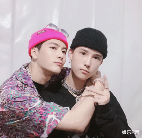 44岁林峯逆龄回春，全靠这位御用发型师，王嘉尔也很喜欢他