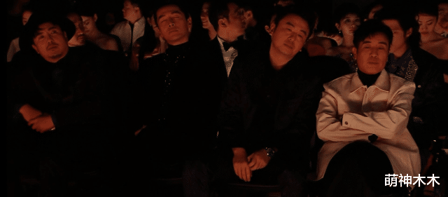 星光大赏台下好精彩：胡歌无聊睡着，赵露思看手机，王一博玩快闪