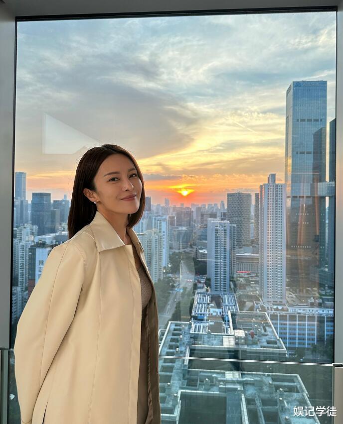 TVB力捧女星拍戏被偶遇,大热天穿黑色风衣,搭配黑色高跟气场强