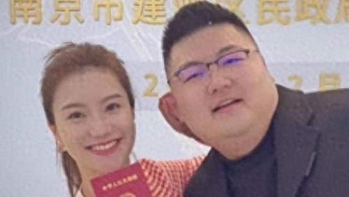 一周掉粉100w，贱卖妻子化妆品，豪车仅卖7000，起底猴哥的翻车路