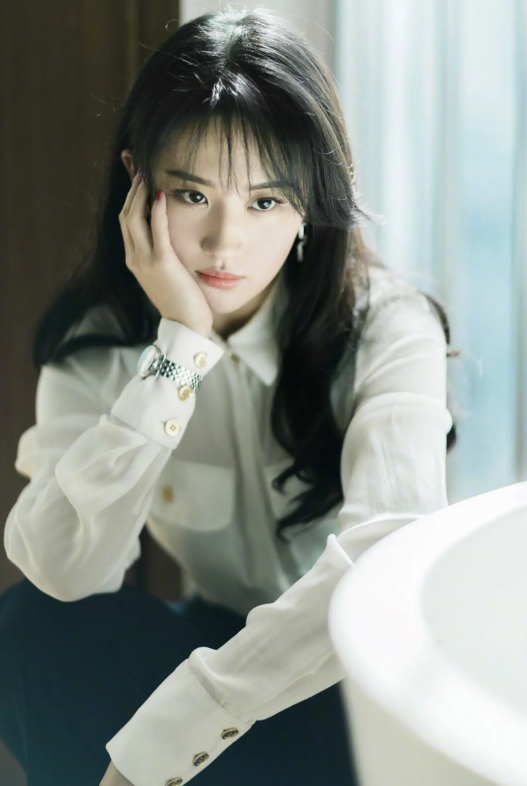 刘亦菲初中清纯照曝光!身材消瘦笑容天真无邪,与出道后判若两人