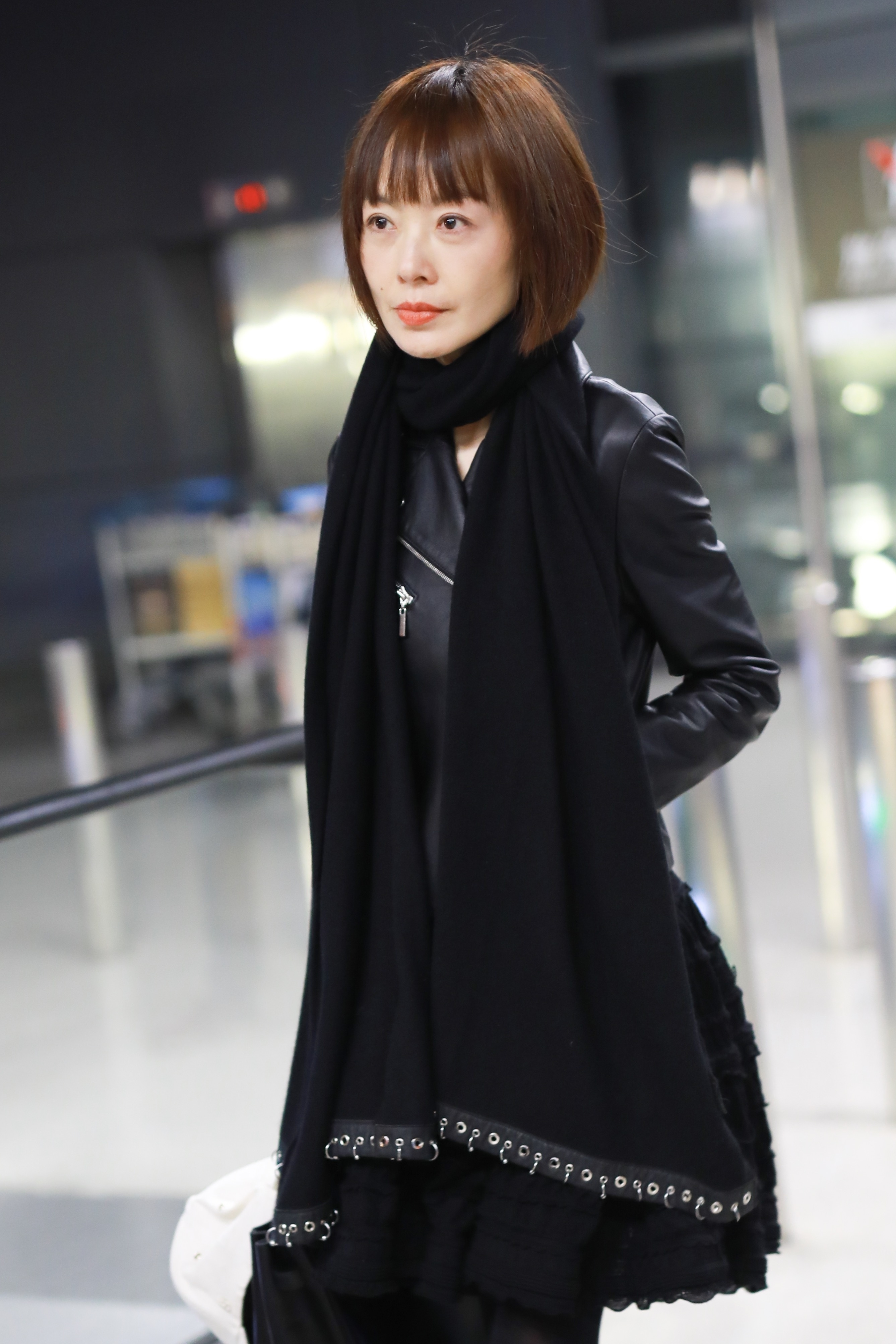 53岁陈鲁豫旅居意大利!身材消瘦似未成年女孩,清新脱俗显年轻