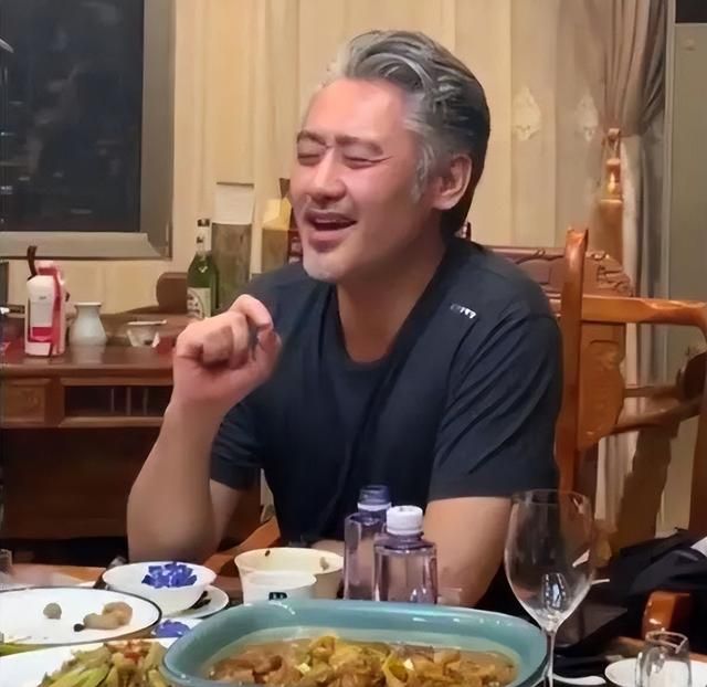 陈昱霖|懒理吴秀波再曝大瓜,陈昱霖疑官宣新恋情,无名指大钻戒超甜蜜!