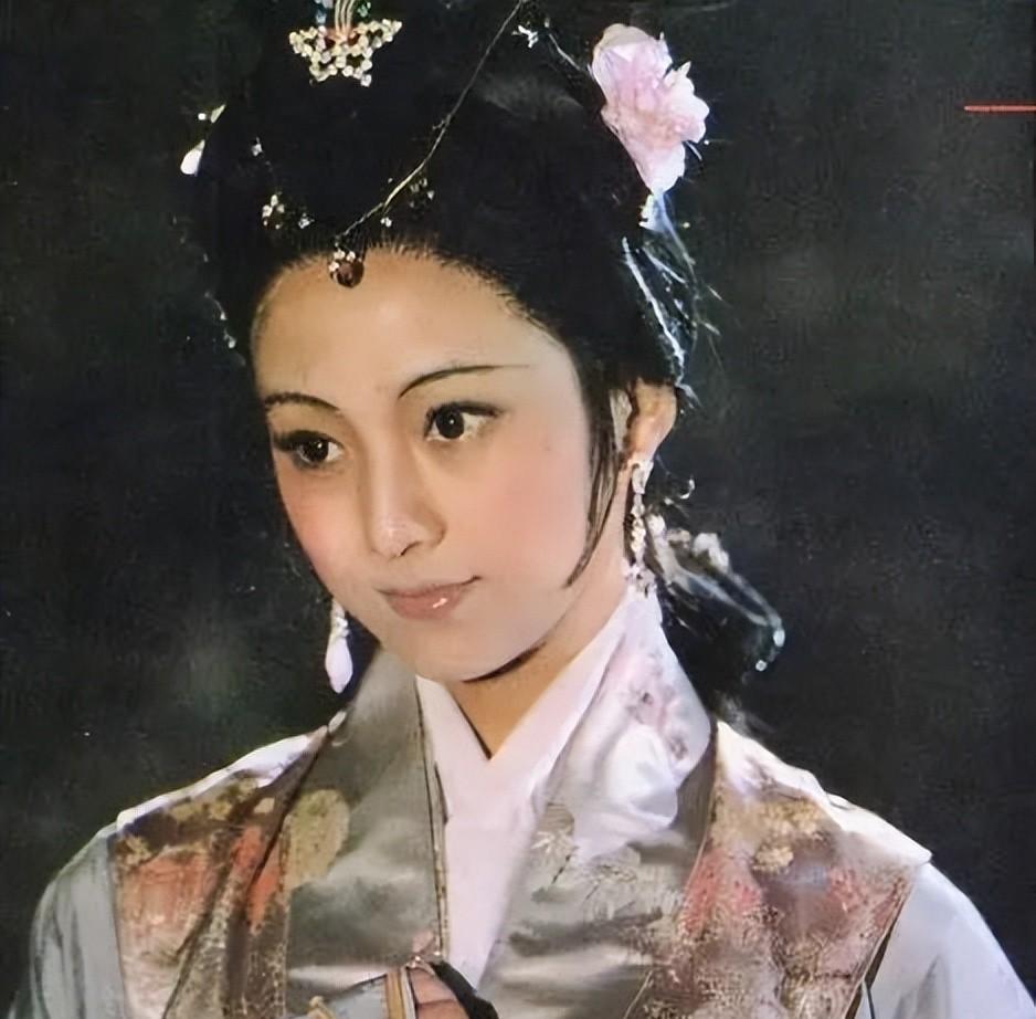 林黛玉|终于理解红楼梦导演了,假如她来演林黛玉,就不会被嫌美貌不够了