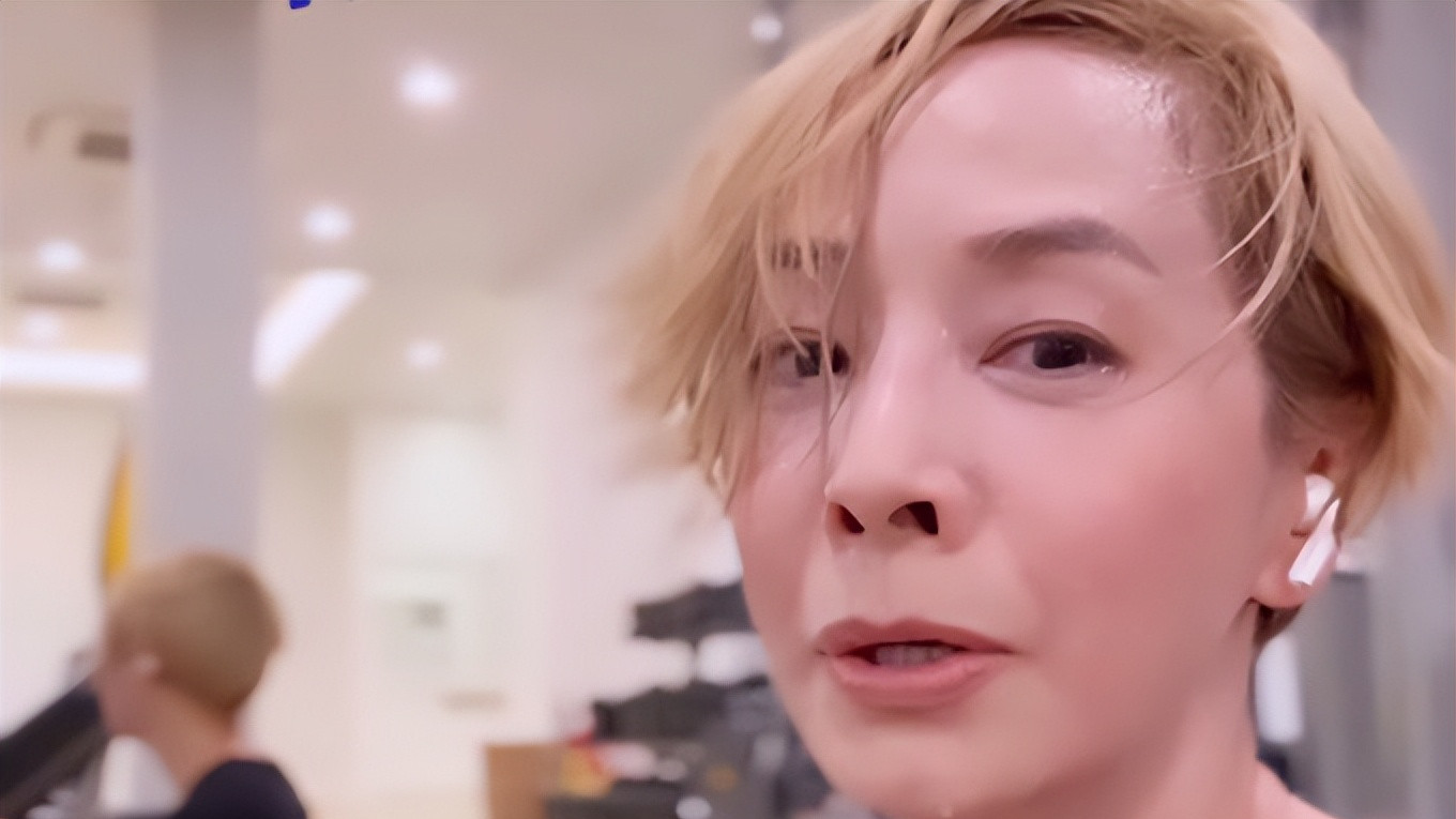 张国荣|张国荣前女友罕晒健身照，大汗淋漓头发凌乱，63岁素颜皮肤仍紧致