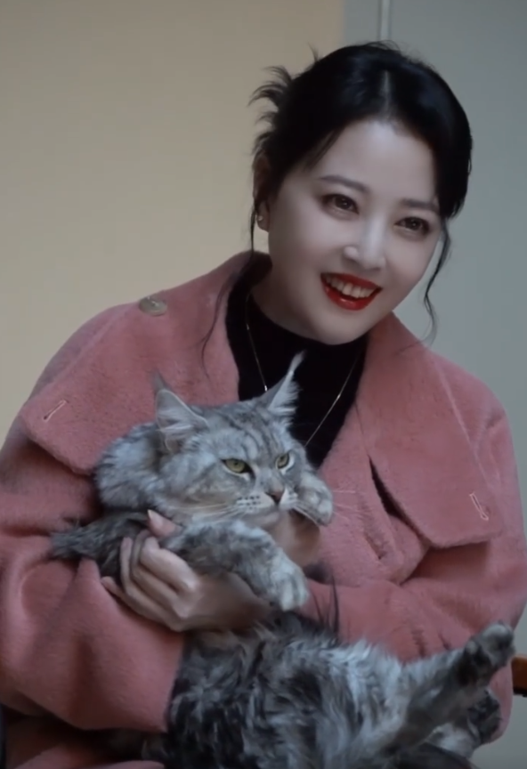 周海媚去世前最后写真曝光,手背大片淤青,面容憔悴显病态