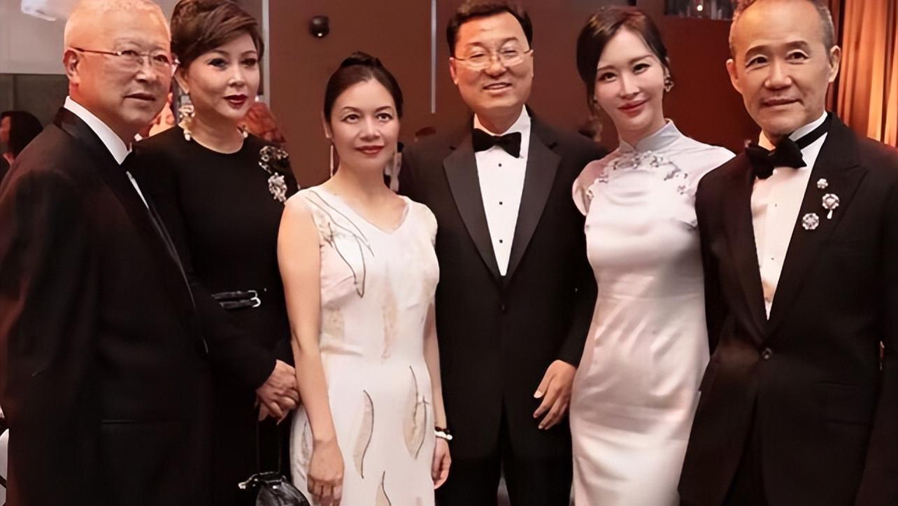 王石夫妇恩爱赴晚宴，田朴珺穿旗袍秀身材，谦卑弯腰与基辛格握手