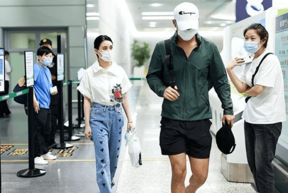 何超莲夫妇婚后首次同框被传婚变,那些婚前婚后有反差的夫妻都离了