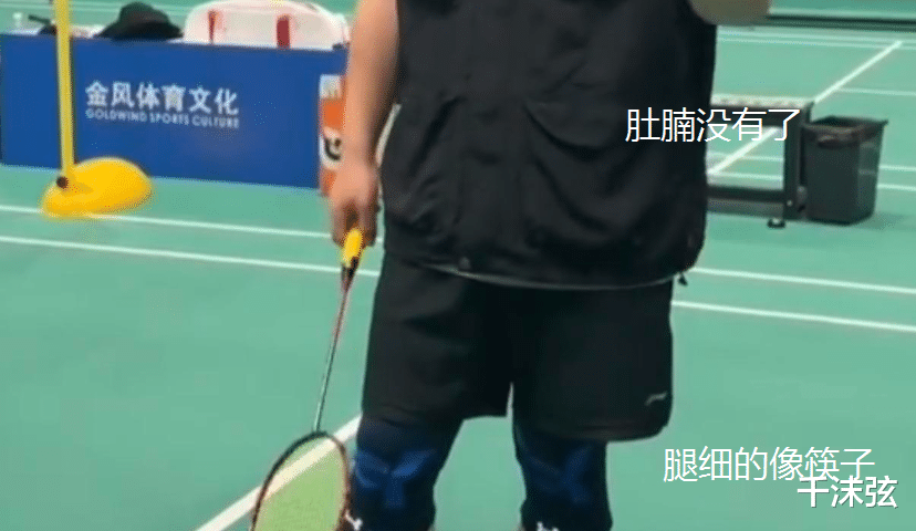 岳云鹏|岳云鹏私生子风波后露面，两鬓斑白疑似秃顶，身形消瘦腿细如筷子