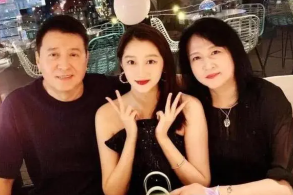 校花|京圈格格关晓彤,亲姐过世六年死因成谜,为何全家人无动于衷