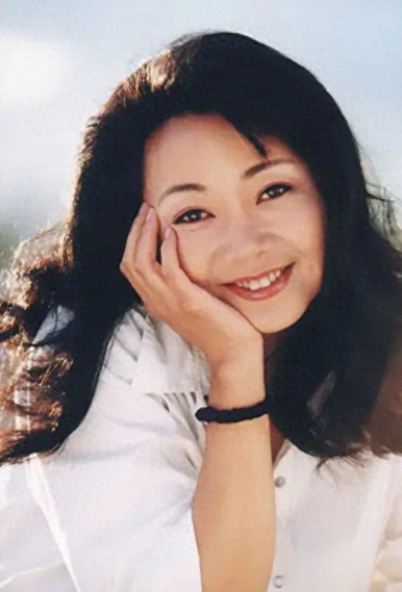 看了萨日娜的打扮,我悟了:衣松而不垮、发永远盘起,发福也贵气