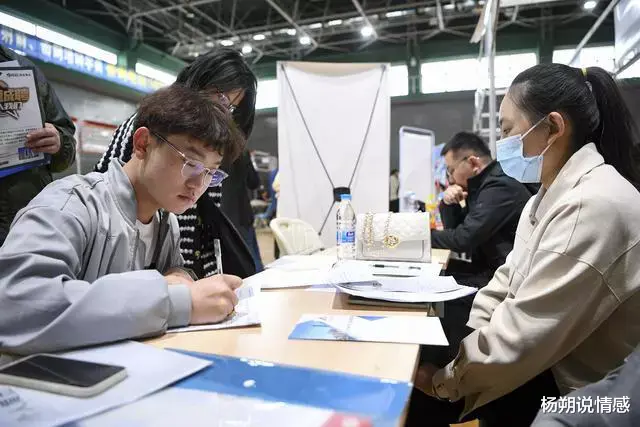 心理学|这些专业曾经不建议报考！今夏，“红牌专业”毕业生怎样就业？