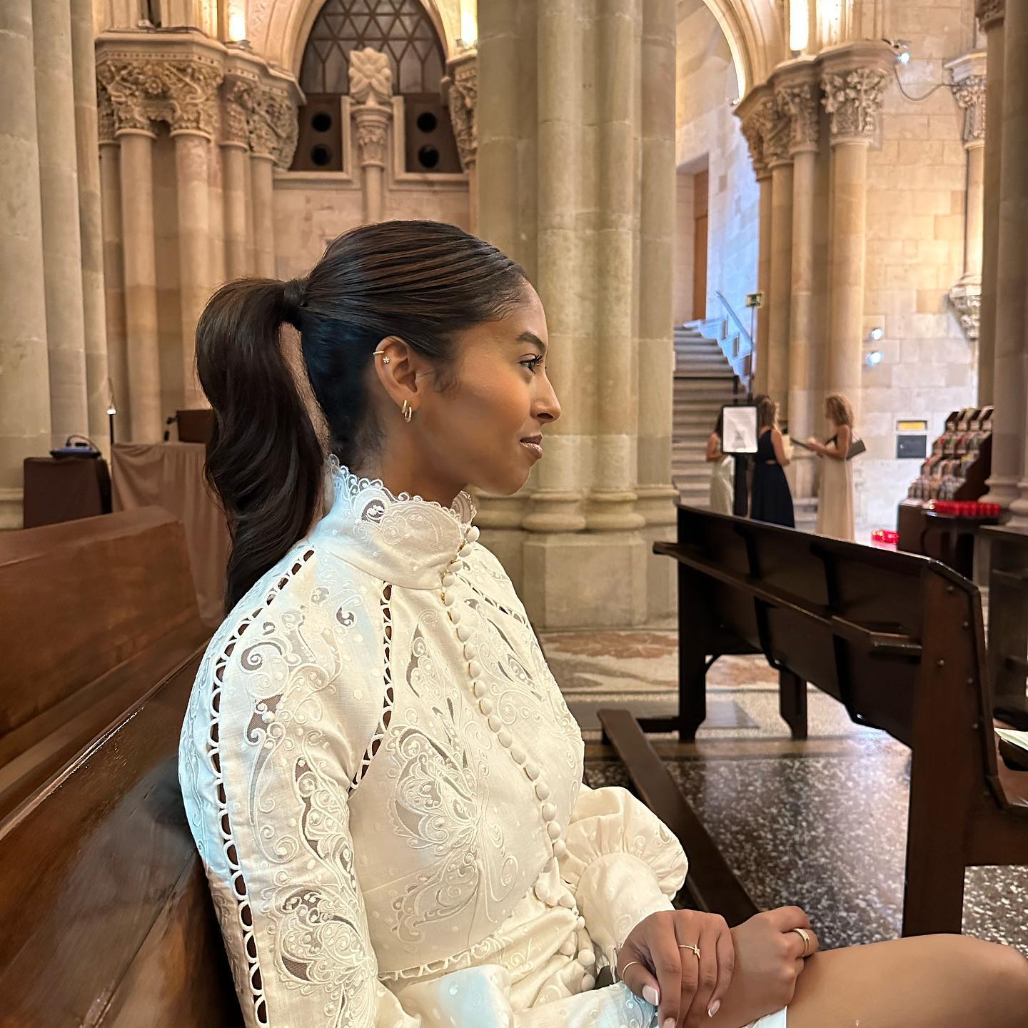 科比遗孀终于瘦回去了！穿斗篷白裙亮相太仙，网友：瘦了不止50斤