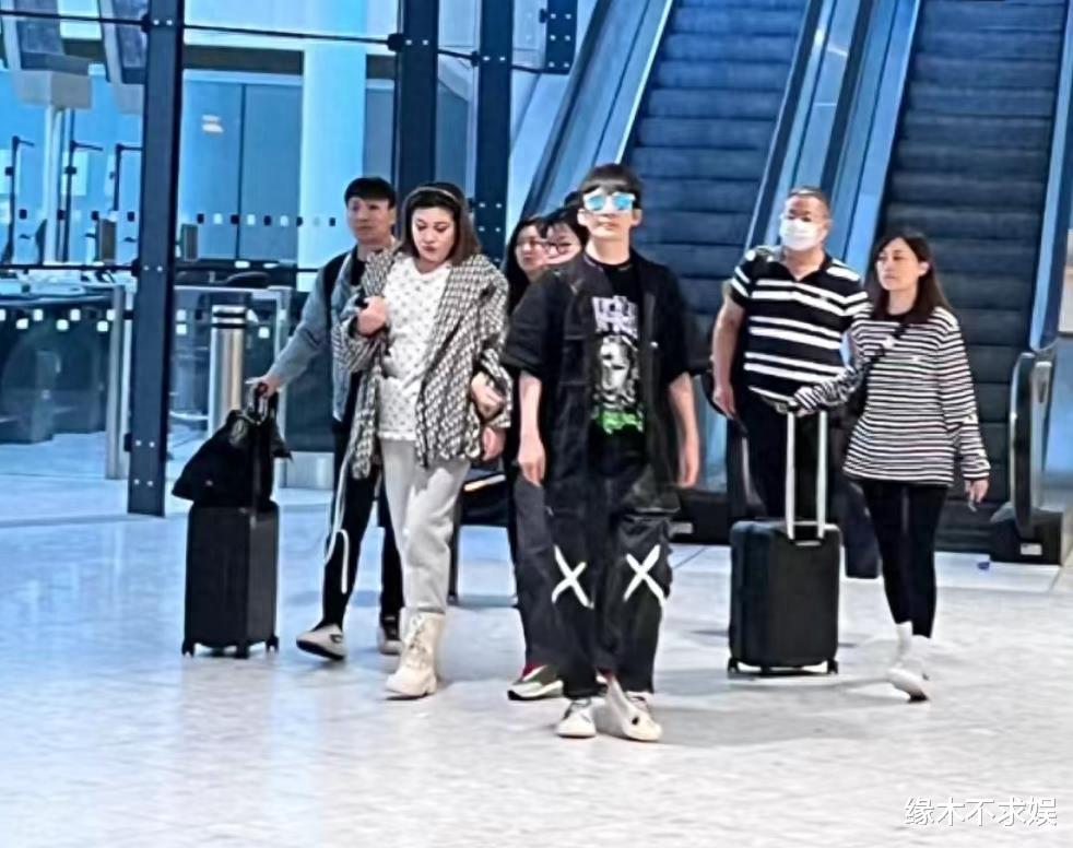 大张伟妻子英国露面，胖成“女版高晓松”，大张伟全程黑脸疑嫌弃