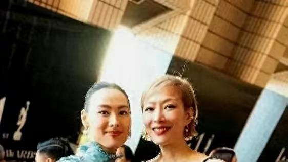 梁洛施又回加拿大14岁大儿子高大帅气，身价过亿不入豪门太幸福