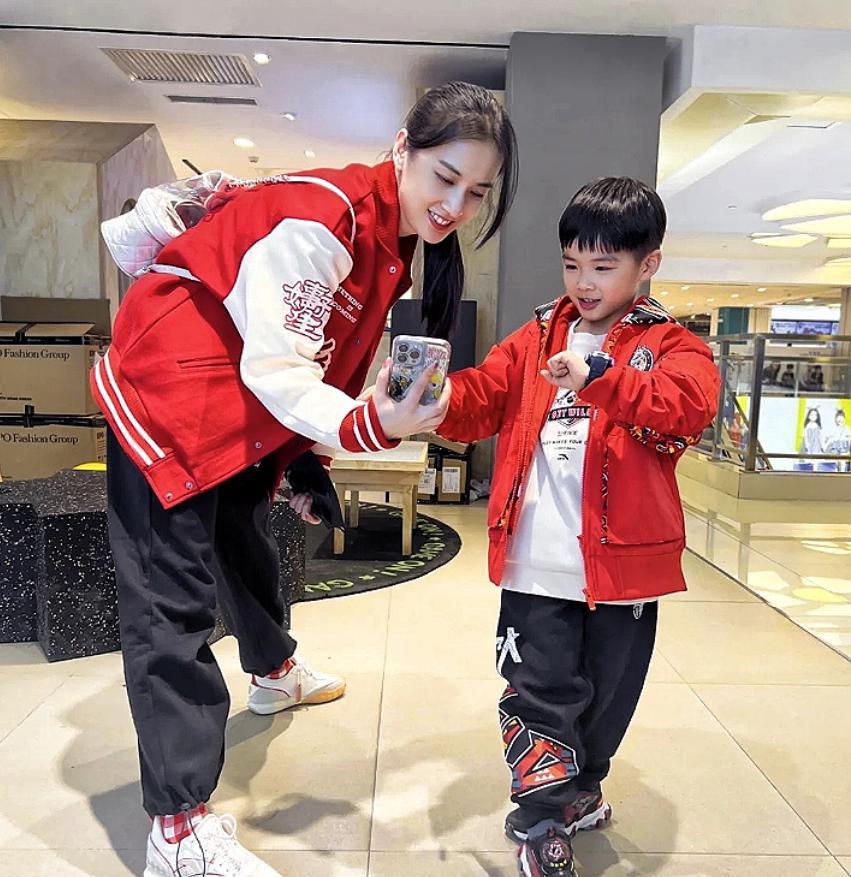 小甜甜|黄圣依婚变风波后带娃露面!右手仍没婚戒,杨子动态暴露感情状况