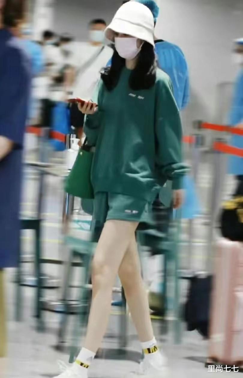 韩庚|赵丽颖带儿子游玩，背五位数大牌包扎马尾像少女，2000外套却村味