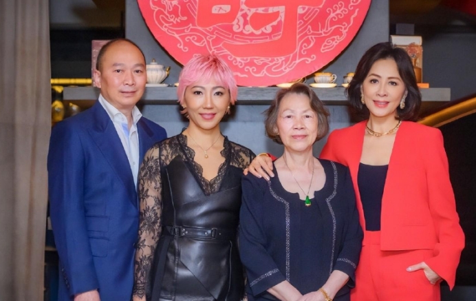 刘嘉玲晒一家四口合照，身家10亿未生子，弟弟一家或成大赢家