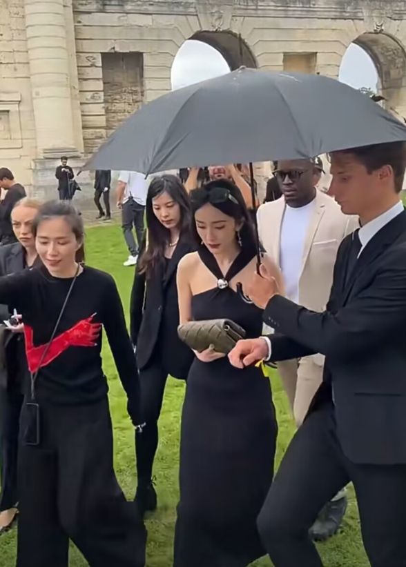 杨幂巴黎时装周近照翻车，泪沟法令纹太抢镜，生图暴露真实年龄