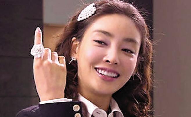 同时“伺候”父子俩,被折磨到大小便失禁,29岁受尽屈辱后自尽!