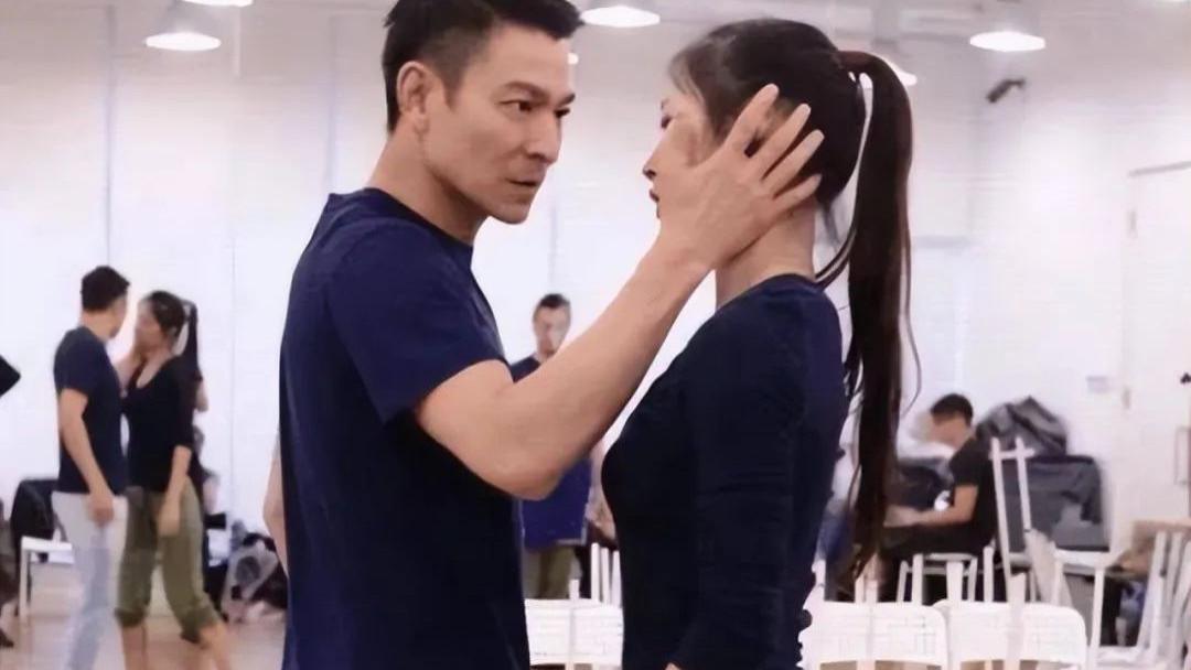 给刘德华伴舞25年，41岁未结婚，愿为他一辈子不嫁人，如今后悔吗