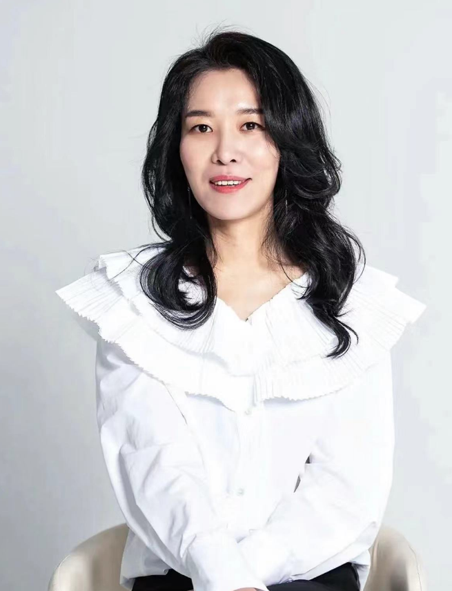 43岁演员车清华结婚，曝超美婚纱照，曾与孙艺珍合作《爱的迫降》