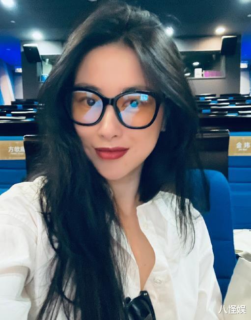 朱珠|朱珠北京上课被拍,素颜独坐在最后一排,配合同学拍照超亲和