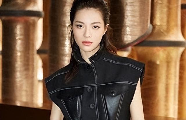 她被冯小刚捧红,成龙接着捧,洪金宝准备捧,为何大佬都偏爱她?