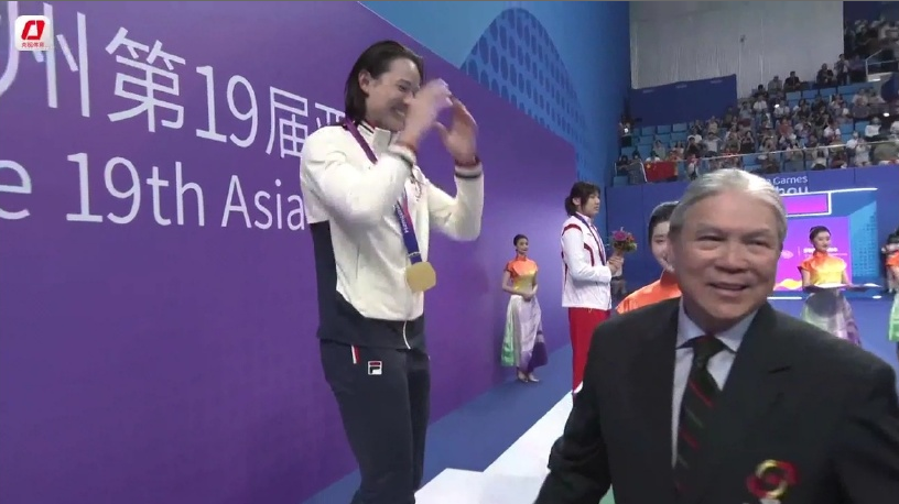 何诗蓓夺金,霍震霆颁奖,霍启刚霍启山两位公子现场助威