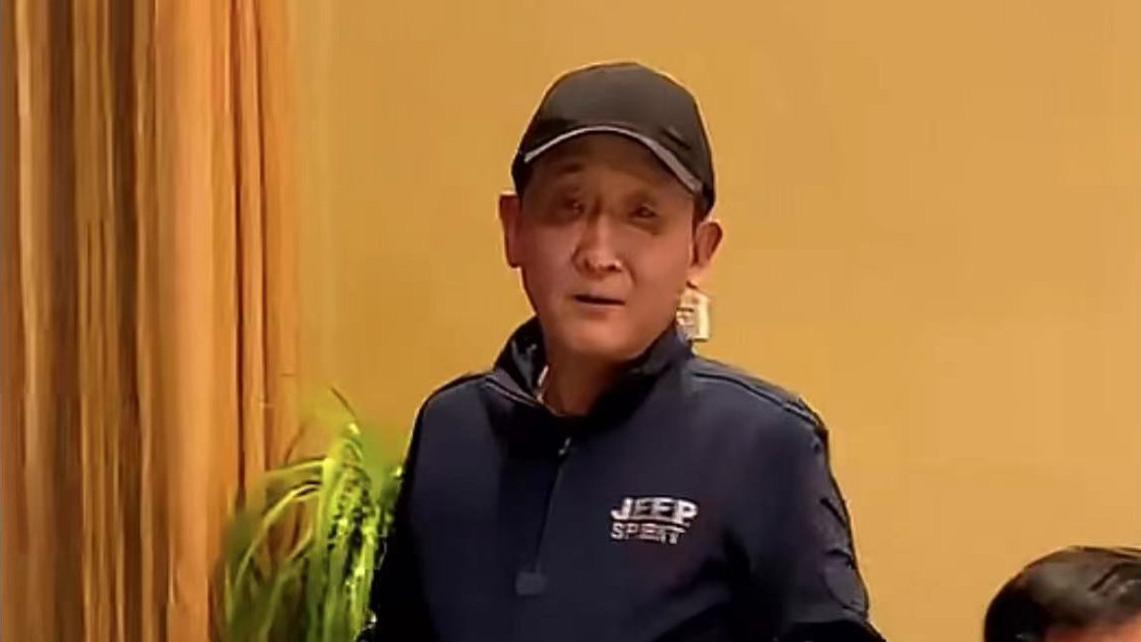 梁天|63岁梁天和友人饮酒作乐，挺大肚腩老到快认不出，主动请客太潇洒