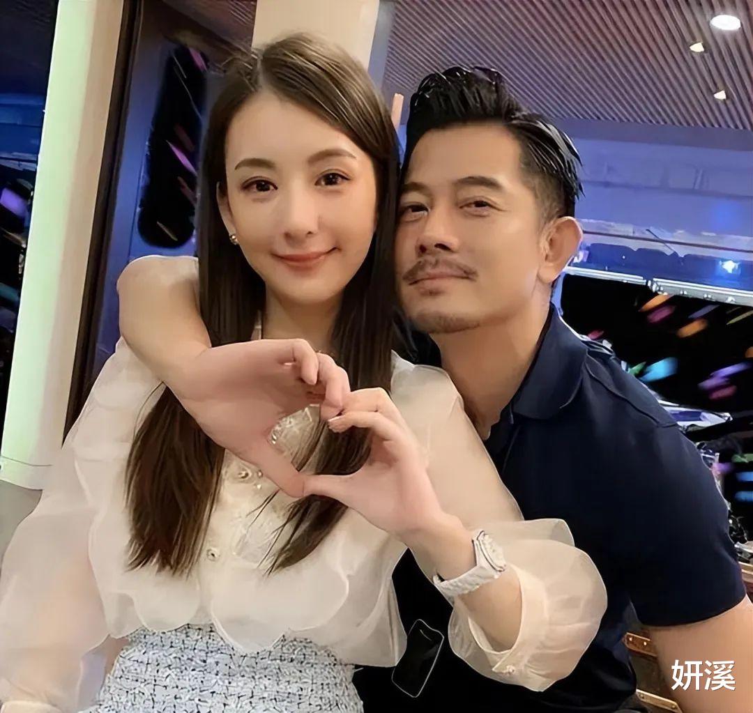 57岁郭富城和小4岁岳母合影,状态天上地下,年龄只是数字吗?