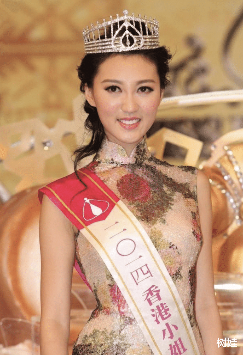 31岁港姐现身马季开锣,与名流同场打扮贵气,离婚后生活依然富贵