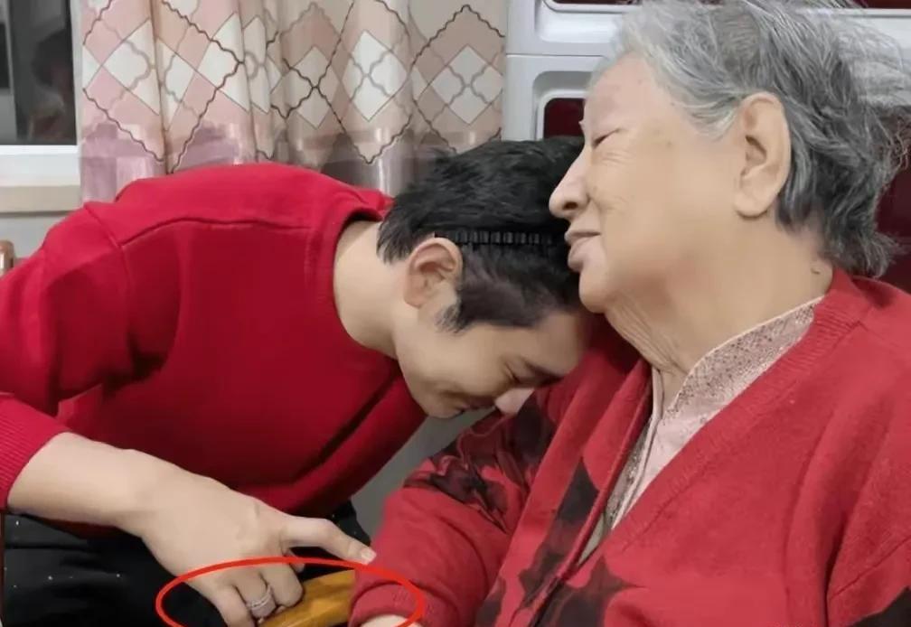 黄晓明|黄晓明和叶珂公园玩滑板,疑似好事将近,网友评价叶珂颜值不如杨颖