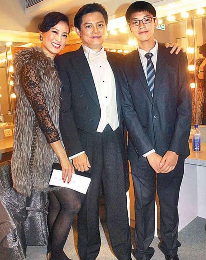 65岁莫华伦携二婚娇妻出游!激动唱歌活力四射,女方穿抹胸身材好