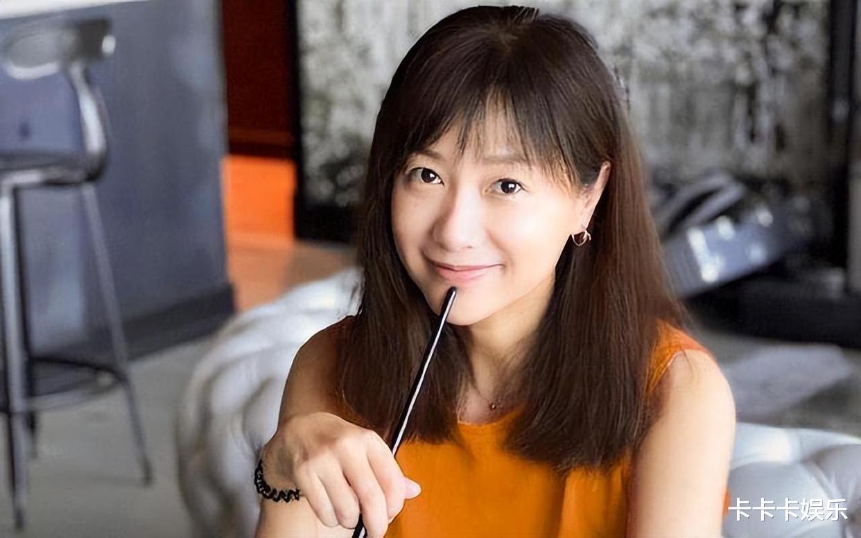 没结婚但有固定伴侣,3位中年女星很特别,生活潇洒又自在!