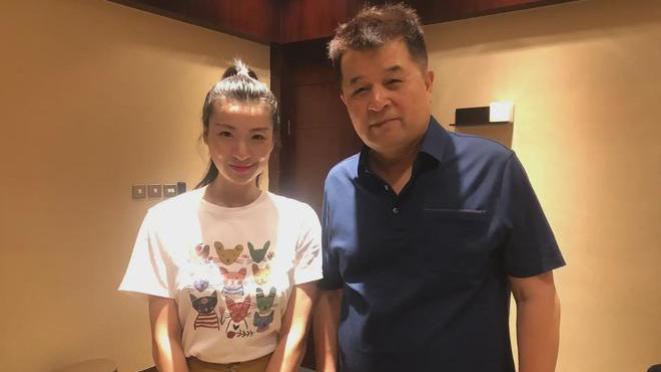 毕福剑香港罕见曝光：与汤镇业梁小龙参加活动，站C位被观众疯狂围堵