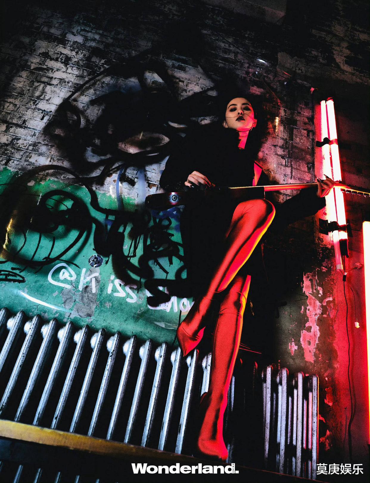 刘诗诗真敢穿,涂黑口红打眉钉穿红色丝袜,化身夜场女郎狂野叛逆