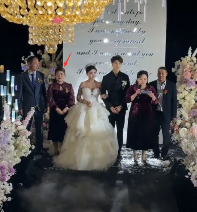 韩安冉再次举办婚礼,女方妈妈表情无奈,网友:婚礼致辞都能背了