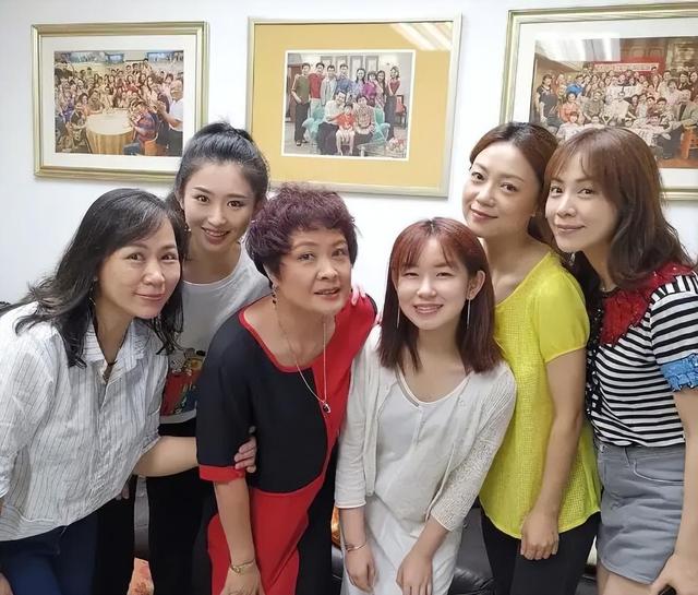 “康枝子”何文茵正式离开剧组,康家第三代只有康天庥偶尔客串