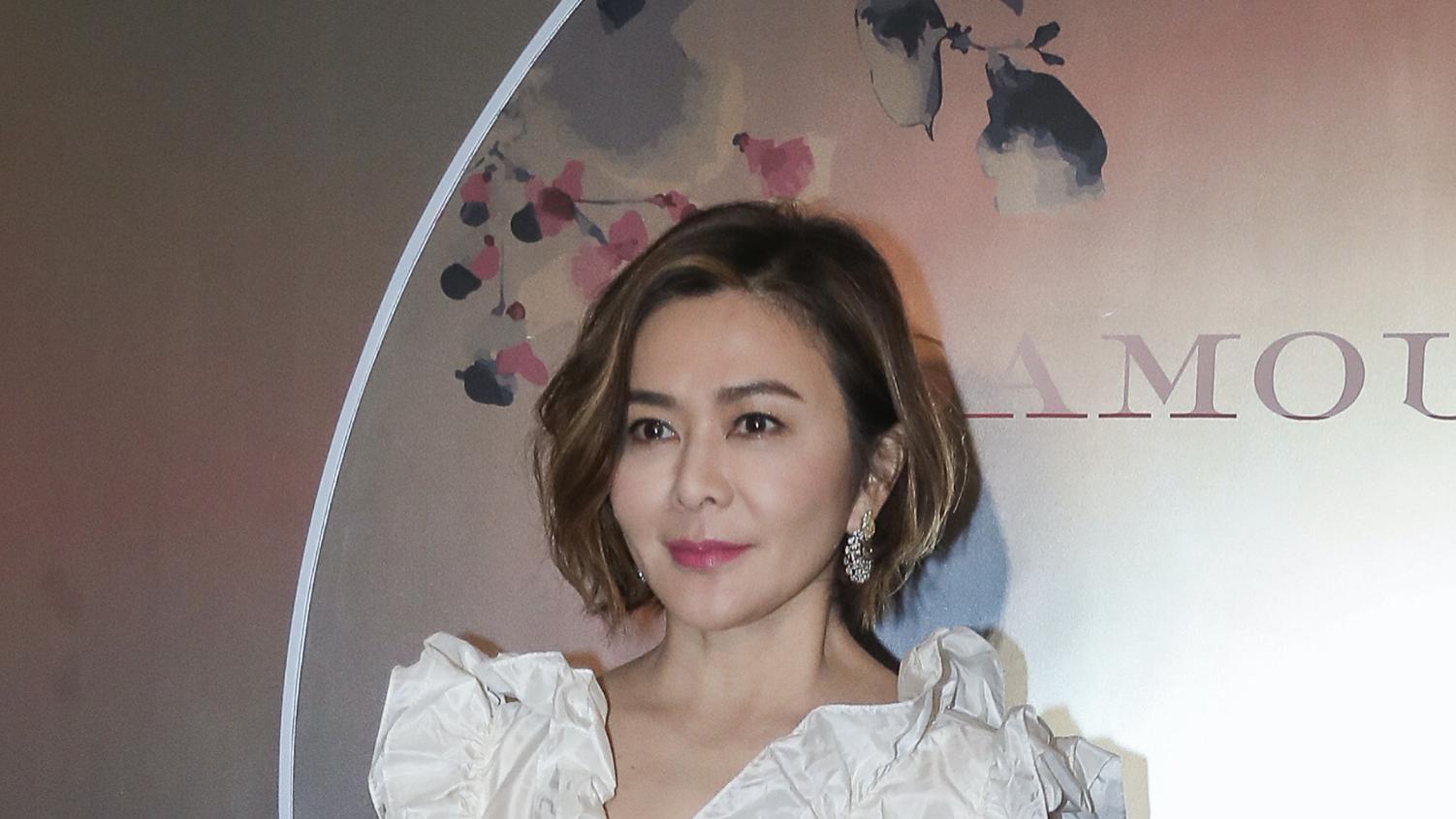 关之琳|关之琳与年轻男伴逛艺术展，有说有笑表现亲密，打扮素朴难掩气质